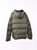 Campera puffer negra con capucha y cierre frontal.