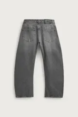 Jeans relaxed barrel fit confeccionados en denim de algodón color celeste con efecto lavado. Presentan tiro medio, corte amplio con forma curva que se estrecha hacia el tobillo, diseño de cinco bolsillos, detalle de pinza en las rodillas y cierre frontal con cremallera y botón.