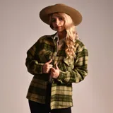 Camisa de abrigo roja y negra a cuadros grandes, de corte recto y manga larga.