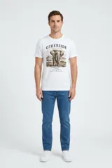 Remera blanca de manga corta con cuello redondo y estampa frontal de elefante con diseño de safari y texto.