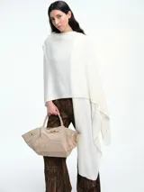 Poncho amplio y liviano de tejido suave con mezcla de cashmere, de diseño abierto y caída fluida.