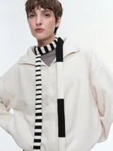 Campera de tela fleece doble, color negro, con cierre frontal completo, cuello alto y bolsillos laterales. Presenta puños y bajo elastizados para un ajuste cómodo.