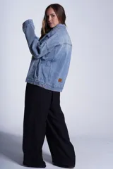 Campera de jean celeste con tachas de estrellas plateadas en la parte superior.