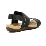 Sandalia casual de mujer con dos tiras y pulsera al tobillo con cierre ajustable. Presenta capellada de cuero negro, plantilla acolchada y suela tipo corcho con base marrón antideslizante.