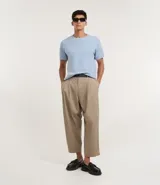 Remera masculina de manga corta con cuello redondo, confeccionada en tejido piqué con efecto melange. Presenta una textura suave y estructurada, ideal para un estilo casual y sofisticado.