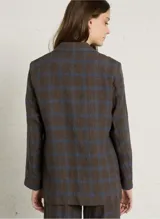 Chaquetón de lino con diseño a cuadros en tonos marrón y azul, cuello de solapas, cierre frontal con un botón y bolsillos con solapa.