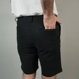 Bermuda color arena de corte recto.