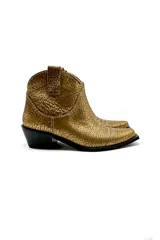 Botas de cuero vacuno color negro con caña baja bordada a tono, tacón bajo, punta alargada redondeada y suela cuadrada.