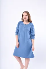 Camisón celeste de lanilla con botones frontales y mangas largas.