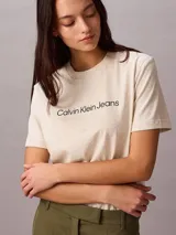 Remera de algodón regenerativo con cuello redondo y manga corta. Presenta el logo de la marca estampado en el centro del pecho.