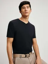 Camiseta de manga corta con cuello en V, color blanco, confeccionada en tejido flamé.