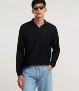 Remera polo de manga larga negra, con cuello tipo solapa y escote en V sin botones, confeccionada en tejido texturizado.