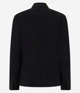 Blazer de corte sastre color negro, con cuello de solapas, cierre frontal de dos botones y forro interno. Presenta una estructura recta y refinada.