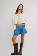 Campera corta de sarga de inspiración workwear, color amarillo con cuello en contraste marrón, bolsillos con solapa en el pecho y cierre frontal con botones.
