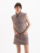 Minifalda de gabardina color marrón con efecto desteñido, con recortes frontales, bolsillos tipo cargo y costuras pespunteadas.