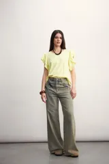 Remera color amarillo pastel con cuello redondo y mangas cortas con volados.