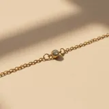 Pulsera de cadena fina en oro 9k, con pequeñas circonias engastadas a lo largo de la misma.