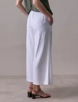 Pantalón crop de lino color beige, marca Dash, con pretina trasera elastizada y bolsillos delanteros.