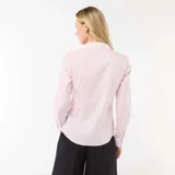 Camisa entallada con cuello italiano, diseño de rayas verticales en tonos rosado y blanco, de manga larga y cierre frontal con botones.
