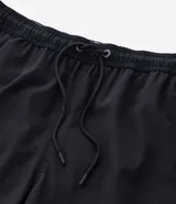 Bermuda masculina color beige, tipo boardshort, confeccionada en microfibra. Cuenta con cintura elástica, cordón ajustable y bolsillos.