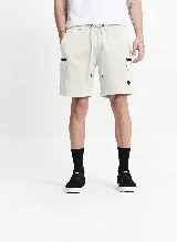 Short cargo de felpa sin frisa, con cintura elastizada y cordón de ajuste. Presenta bolsillos laterales tipo cargo con cierre y un pequeño parche decorativo.