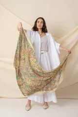 Pañuelo de seda estampado con motivos de arabescos en colores verde, rosa y celeste.