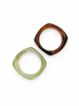 Set de dos pulseras rígidas de resina con efecto carey, una en tonos marrones y otra en tonos verdes claros.