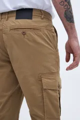 Pantalón cargo color marrón con bolsillos laterales y bolsillo cargo con solapa y botones.