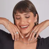 Anillo de plata 925 con diseño de cuchara en la parte superior y banda con incrustaciones de circonias.