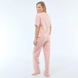 Pijama de dos piezas compuesto por una remera de manga corta con estampa frontal de Marie de Disney y un pantalón largo con estampado de corazones pequeños.