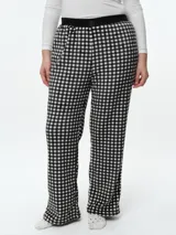 Pantalón de dormir de corte recto y calce relajado, confeccionado en tela fleece con estampado de cuadros vichy en blanco y negro. Presenta una cintura elástica de algodón en color negro.