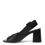 Sandalias de cuero color tostado con punta abierta, taco block y tira trasera ajustable con hebilla cuadrada grande.