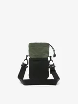 Bolso cilíndrico de diseño compacto en color verde militar, con cierre superior mediante cordón ajustable. Presenta un gráfico bordado en el frente y cuenta con una correa de hombro regulable y desmontable mediante ganchos metálicos.
