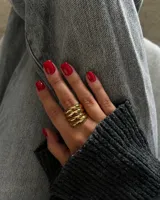 Anillo de acero dorado con diseño ancho y abombado de múltiples bandas unidas.
