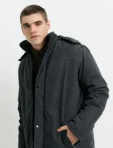 Campera Harrington de color azul oscuro, con cierre frontal y botones a presión, cuello alto y bolsillos laterales.