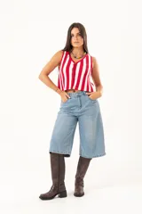 Bermuda de jean celeste, de tiro medio, con bolsillos delanteros y traseros.