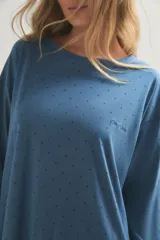 Camisón de manga larga con cuello redondo, confeccionado en algodón de color azul con estampado de pequeños puntos.