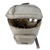 Mochila matera de diseño vertical, color gris azulado, con acabado acolchado y cierres frontales. Cuenta con un compartimento principal espacioso, un bolsillo frontal externo y un asa superior para transporte manual.