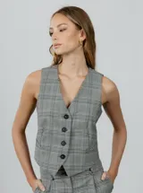 Chaleco sastrero gris con estampado a cuadros, escote en V y cierre frontal con botones.
