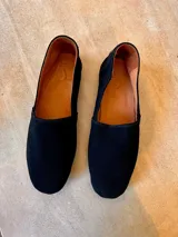 Alpargatas de gamuza color azul marino, con diseño clásico de calce fácil, suela baja y pequeña etiqueta lateral con la marca Sierra Mora.
