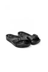 Sandalias negras con tira ancha sobre el empeine y hebilla lateral ajustable.