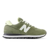 Championes New Balance 574, color verde militar con detalles en blanco y amarillo claro. Confeccionados en gamuza y malla, con logo "N" característico en los laterales y entresuela ENCAP.