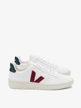 Championes Veja V-12 blancos con logo lateral en burdeos y contrafuerte azul marino.