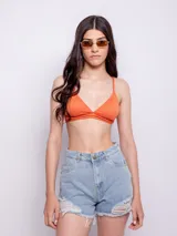 Top de bikini con triángulos fijos, breteles finos regulables, gancho en espalda, forro interior y copas desmontables. Diseño con textura animal print color celeste.