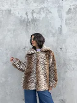Campera de piel sintética con estampado animal print de leopardo, diseño de corte holgado, cuello solapa y textura suave.