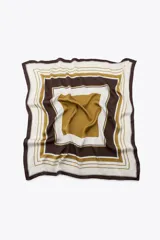 Pañuelo cuadrado de viscosa con diseño geométrico de marcos concéntricos en tonos marrón, mostaza y blanco.