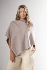 Poncho italiano de punto liviano, color tostado, con diseño asimétrico y cuello alto.