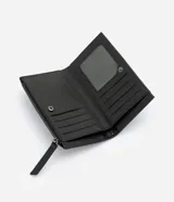 Billetera sobre mediana Satinato de color negro, confeccionada en poliuretano con acabado brillante. Presenta diseño plegable, cierre con botón interno, bolsillo externo con cierre y tirador alargado. Incluye placa metálica decorativa con las siglas de la marca.