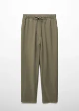 Pantalon de corte fluido y estilo jogger, color verde militar, con cintura elástica y lazo ajustable. Cuenta con dos bolsillos laterales y diseño de largo tobillero.