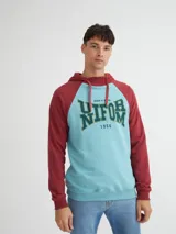 Canguro de felpa liviana con frisa, mangas raglán color borgoña, capucha con cuello en rib y bolsillos laterales. Estampa y bordado central con la palabra 'UNIFORM' en verde.